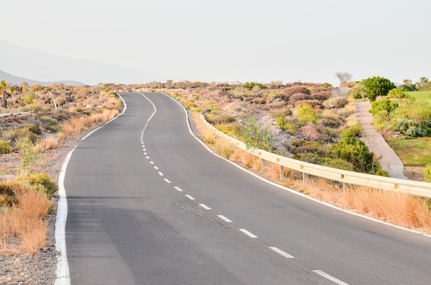 Strada asfaltata del deserto lungo e vuoto a El Hierro Isole Canarie Spagna