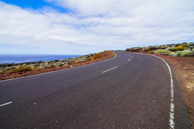 Strada asfaltata del deserto lungo e vuoto a El Hierro Isole Canarie Spagna