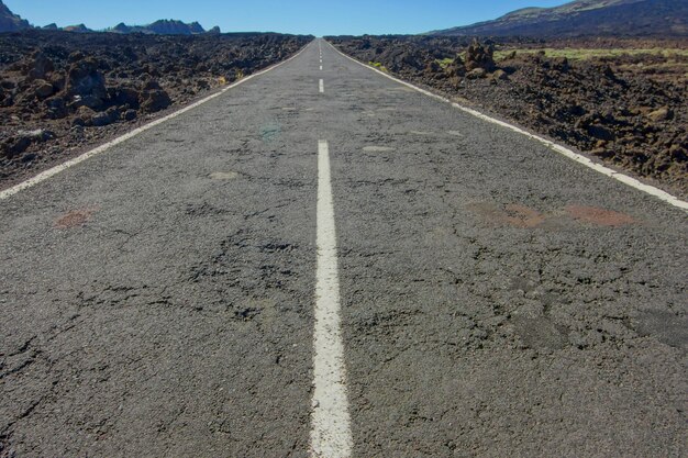 Strada asfaltata del deserto lungo e vuoto a El Hierro Isole Canarie Spagna