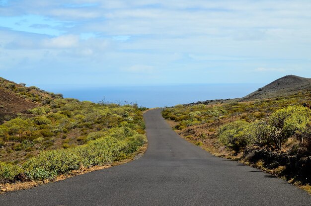 Strada asfaltata del deserto lungo e vuoto a El Hierro Isole Canarie Spagna