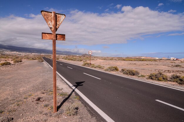 Strada asfaltata del deserto lungo e vuoto nelle Isole Canarie Spagna