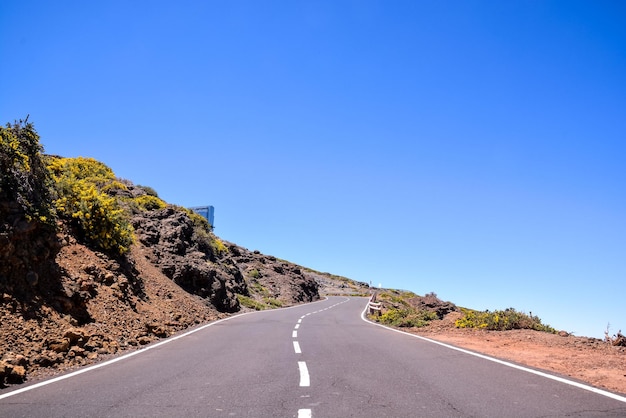 Strada asfaltata del deserto lungo e vuoto nelle Isole Canarie Spagna