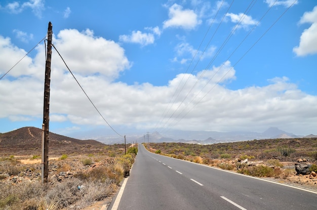 Strada asfaltata del deserto lungo e vuoto nelle Isole Canarie Spagna