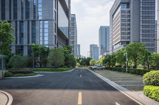 Strada asfaltata e città moderna