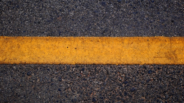 strada asfaltata e linea gialla in una notte buia, asfalto di sfondo