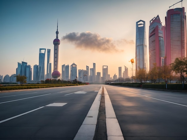 Strada asfaltata e skyline della città con edifici moderni a Shanghai all'alba Cina Vista panoramica