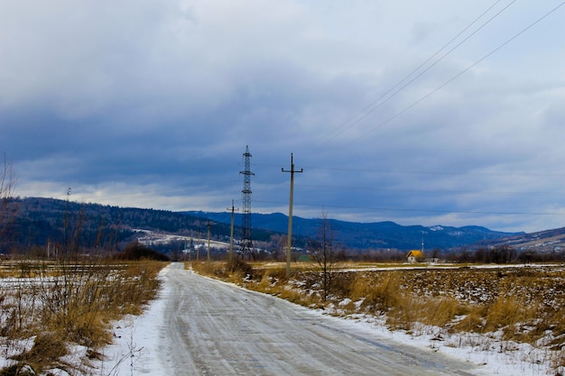 Strada asfaltata invernale nelle montagne dei Carpazi, Ucraina