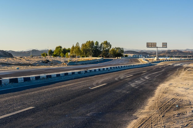 Strada asfaltata nel deserto arabo non lontano dalla città di Hurghada in Egitto