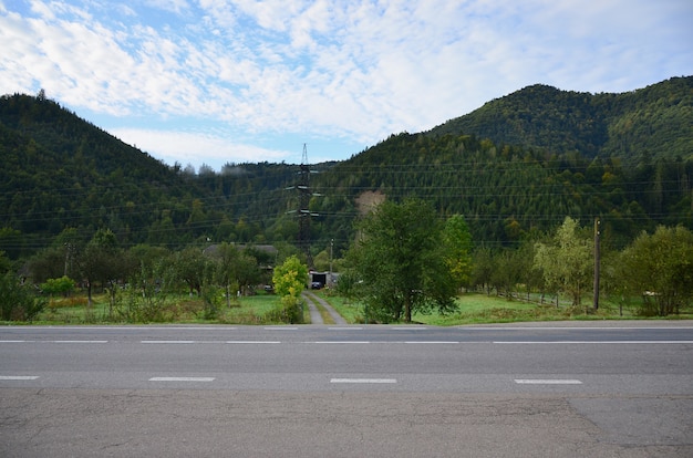 Strada asfaltata nel terreno montagnoso al mattino