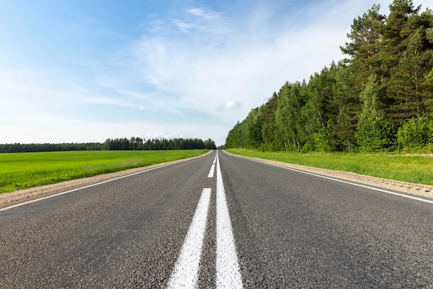 Strada asfaltata per il traffico automobilistico