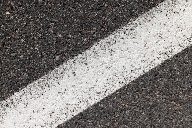 Strada asfaltata per il traffico automobilistico