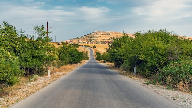 Strada asfaltata per il villaggio