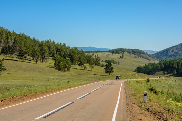 Strada asfaltata tra la steppa e le colline.