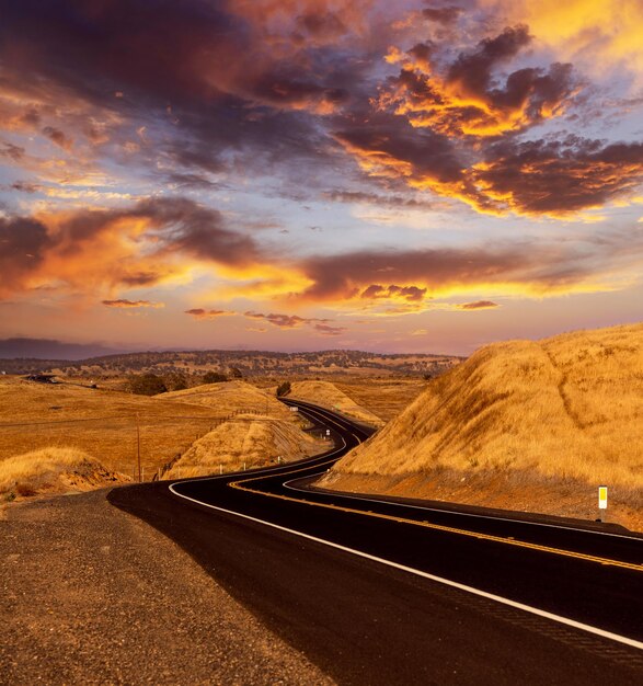 Strada asfaltata vuota al tramonto