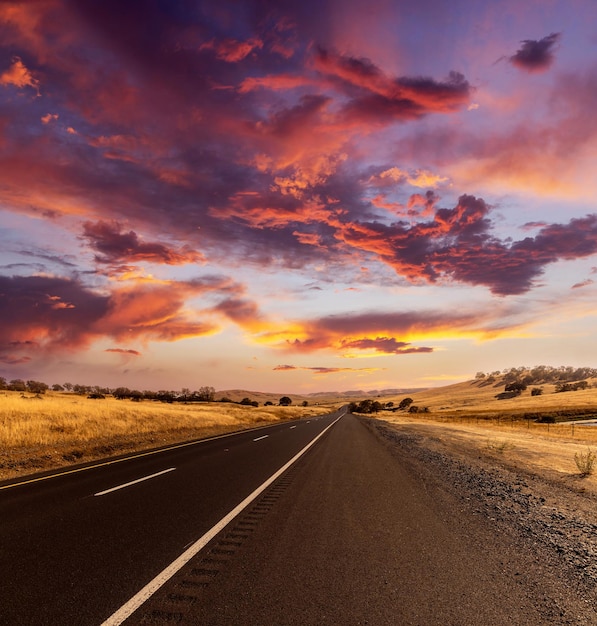 Strada asfaltata vuota al tramonto