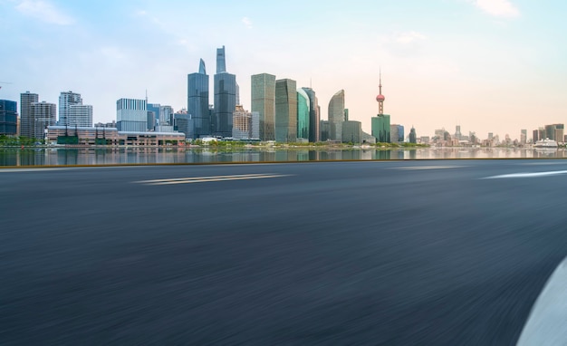 Strada asfaltata vuota attraverso la moderna città di Shanghai in Cina