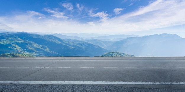 Strada asfaltata vuota della strada principale e bello cielo