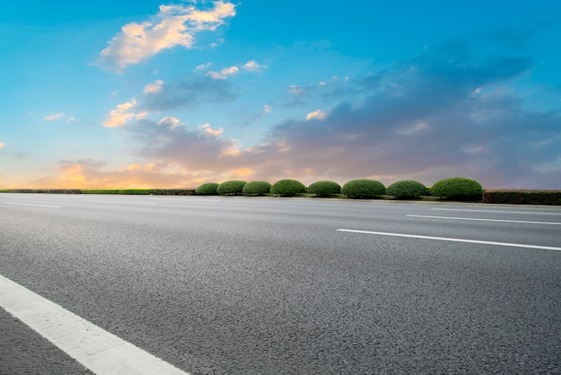 Strada asfaltata vuota e paesaggio naturale nel tramonto