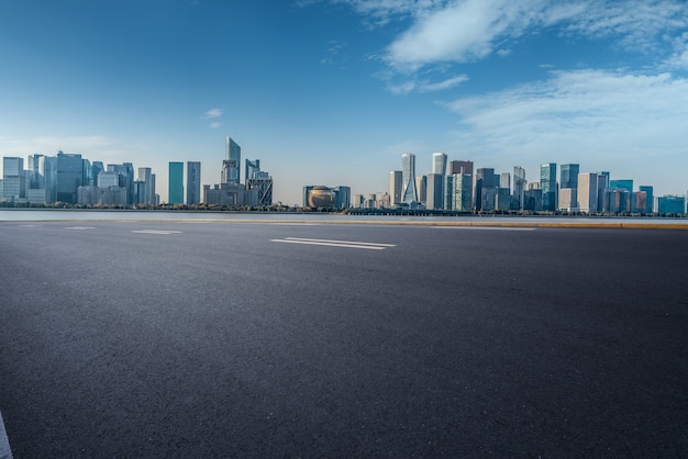 Strada asfaltata vuota e skyline della città e paesaggio edilizio, Cina.