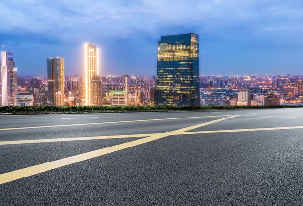 Strada asfaltata vuota e skyline della città e paesaggio edilizio, Cina.