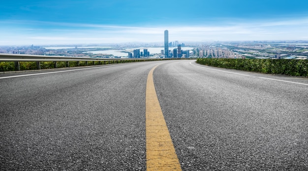 Strada asfaltata vuota e skyline della città e paesaggio edilizio, Cina.