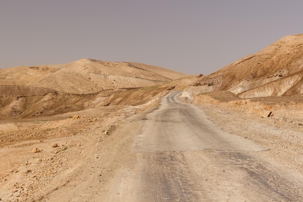 Strada attraverso colline e scogliere nel deserto della Giudea in Israele