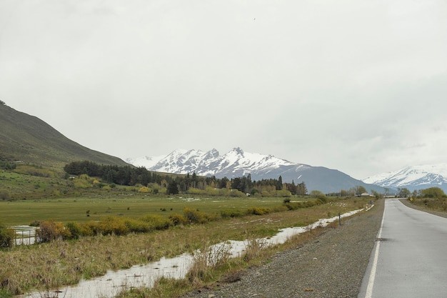 Strada attraverso la steppa della Patagonia