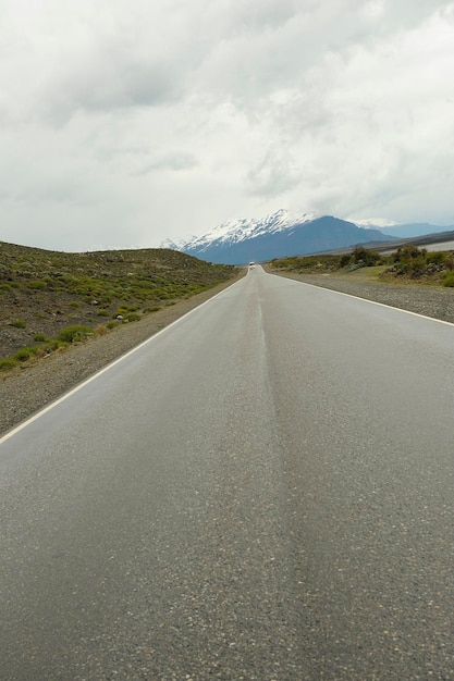 Strada attraverso la steppa della Patagonia