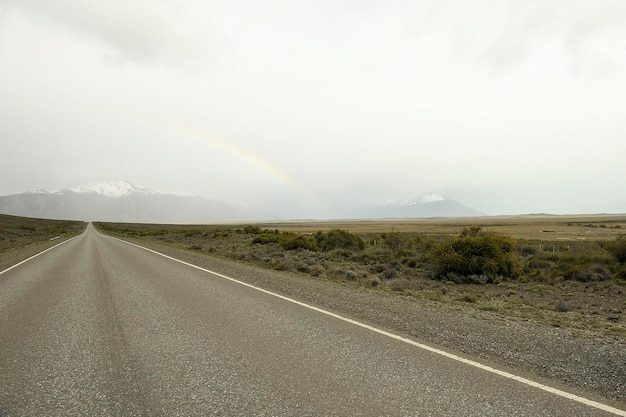 Strada attraverso la steppa della Patagonia