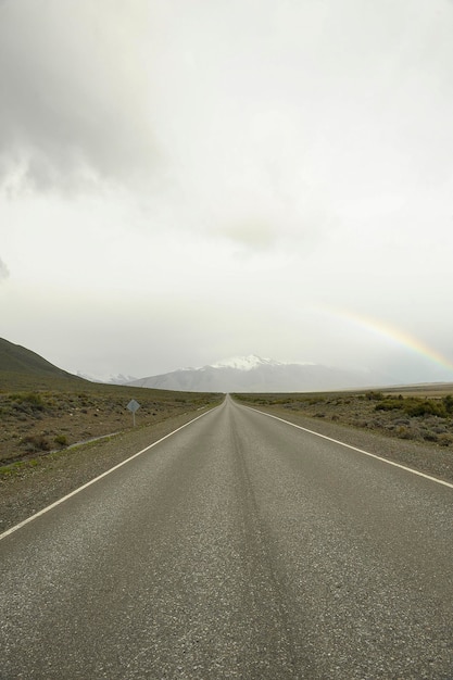 Strada attraverso la steppa della Patagonia