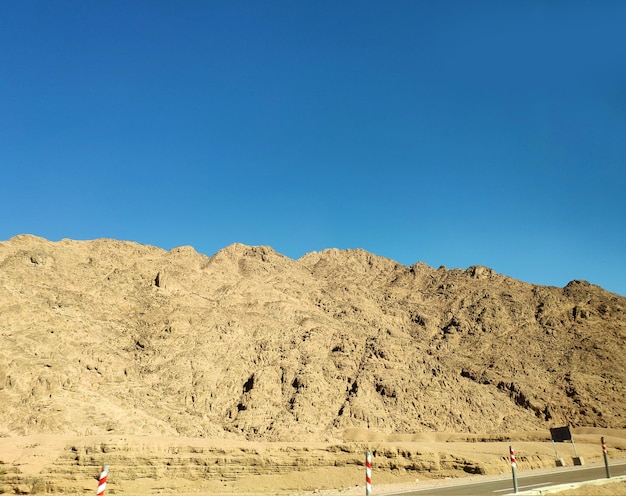 Strada attraverso le colline delle montagne del deserto del Sinai