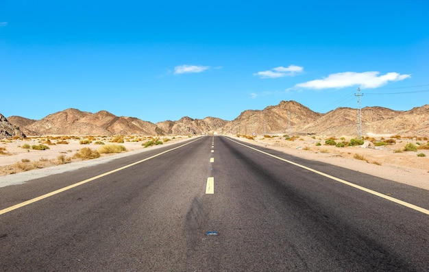 Strada attraverso le montagne nel deserto dell'Egitto