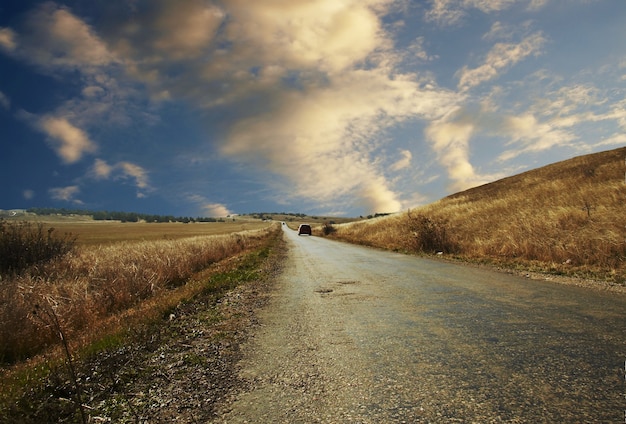 Strada, auto e nuvole al tramonto in montagna di Crimea