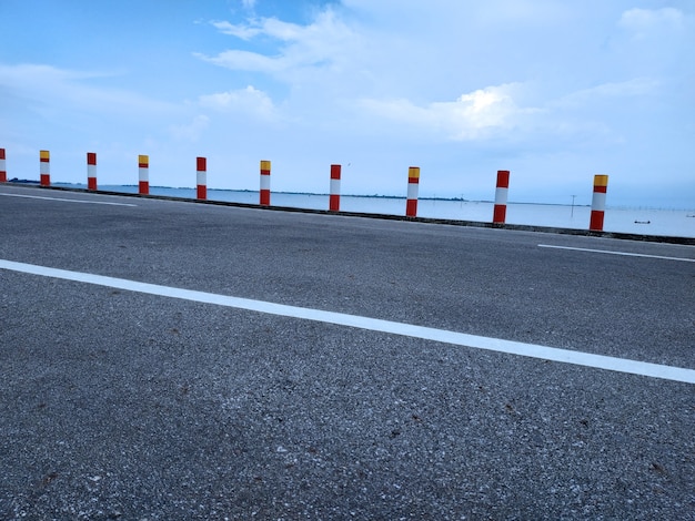 Strada autostradale accanto al fiume