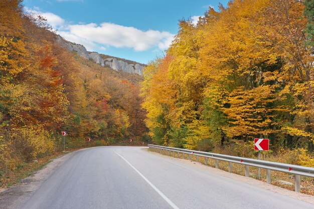 Strada autunnale in montagna