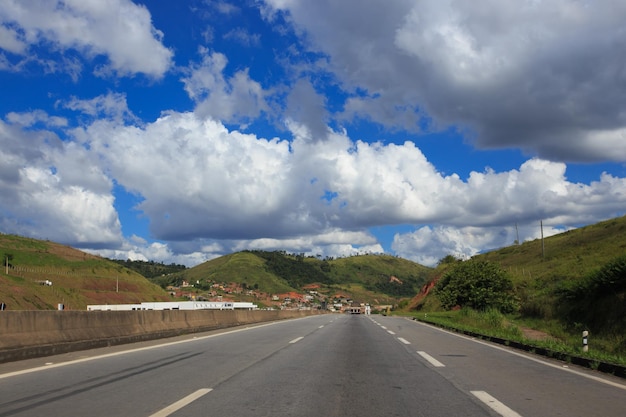 Strada brasiliana vuota in una giornata nuvolosa di sole