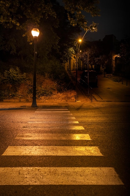Strada buia di notte con passaggio pedonale