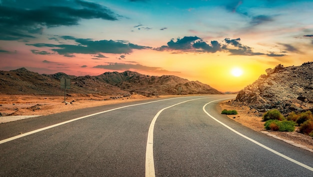 strada che attraversa il deserto