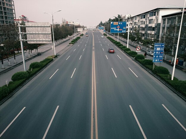 Strada che attraversa la città