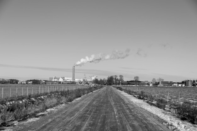 Strada che attraversa un campo contro il cielo