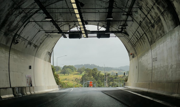 Strada che attraversa un tunnel