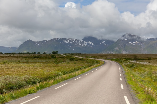 Strada che passa in una valle tra le montagne della Norvegia