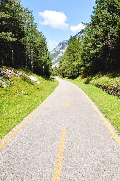 Strada ciclabile nelle montagne italiane.