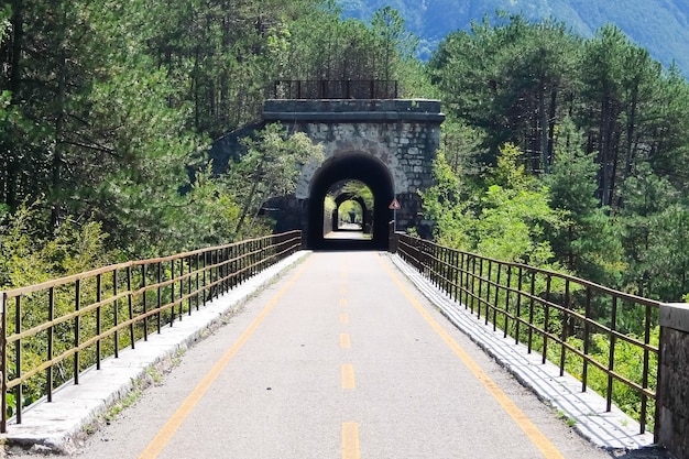 Strada ciclabile nelle montagne italiane.