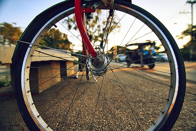 Strada cittadina attraverso la ruota della bicicletta
