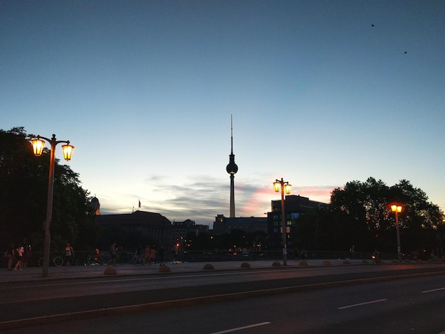 Strada cittadina contro il cielo al tramonto