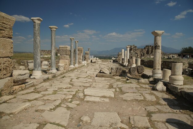 Strada colonnata a Laodicea sull'antica città di Lycus a Denizli Turkiye