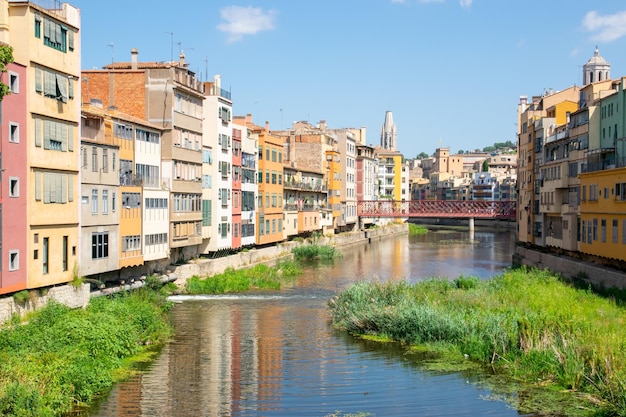 Strada con balcone nella vecchia città estiva in Spagna vicino al fiume