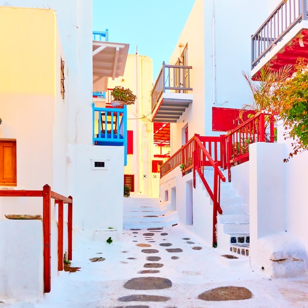 Strada con case bianche con balconi nella città di Mykonos, Grecia