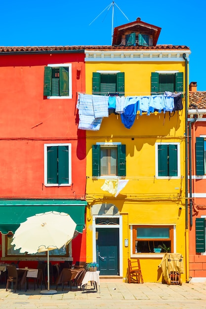 Strada con case colorate nell'isola di Burano, Venezia, Italy